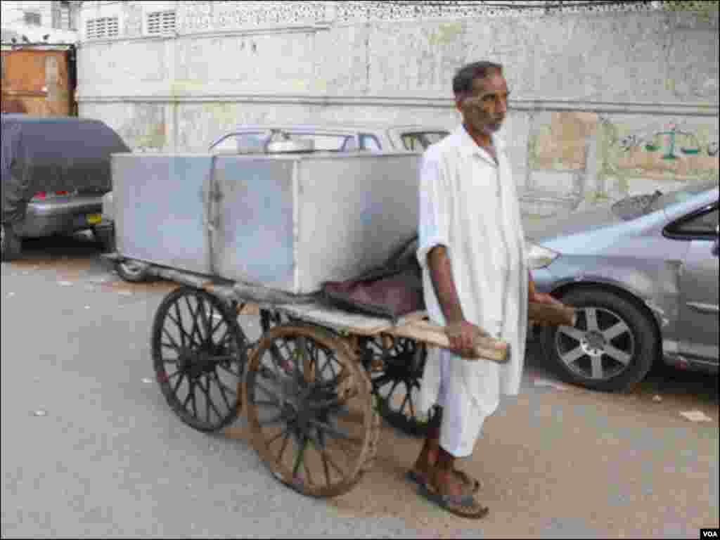  ٹنکیوں کو ہاتھ گاڑی یا ٹھیلے پر رکھ کر ایک مختلف جگہوں پر پہنچایاجاتاہے