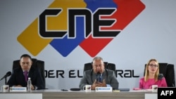 El presidente del CNE venezolano, Elvis Amoroso, habla junto a los rectores Carlos Quintero y Rosalba Gil en la sede del poder electoral, en Caracas, este jueves 21 de marzo de 2024.