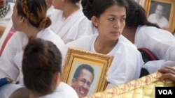 Bou Rachana holds a portrait of her late husband Kem Ley at his funeral, Phnom Penh, Cambodia, Sunday, July 24, 2016. ​(Leng Len/VOA Khmer)