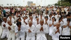 在柬埔寨首都，悼念者在王宮外面為西哈努克祈禱