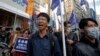 Demonstran pro-kemerdekaan Tony Chung, kiri, melakukan unjuk rasa pada protes tahunan Tahun Baru di Hong Kong. (Foto: AP)