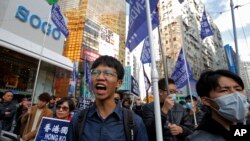 স্বাধীনতাপন্থী বিক্ষোভকারী টনি চুং (বামে) হংকংয়ে প্রতিবাদ মিছিল করছেন৷ ১লা জানুয়ারী, ২০২১। 