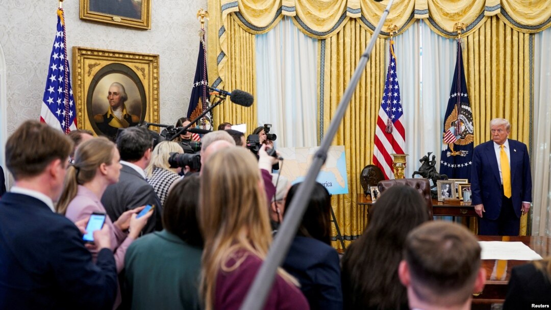 El presidente Donald Trump habla con periodistas en la Oficina Oval de la Casa Blanca, el 21 de febrero de 2025.