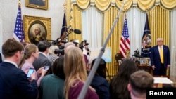 El presidente Donald Trump habla con periodistas en la Oficina Oval de la Casa Blanca, el 21 de febrero de 2025.