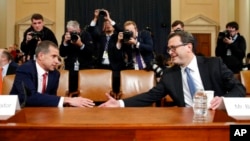 El abogado republicano Steve Castor estrecha la mano del abogado demócrata Barry Berke, en la audiencia sobre juicio político al presidente Donald Trump en la Comisión Judicial de la Cámara de Representantes de EE.UU. en Washington el lunes, 9 de diciembre de 2019.