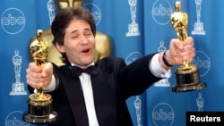 James Horner a lo largo de su carrera recibió 10 nominaciones a los Óscar y ganó dos por la banda sonora de "Titanic" (1997) y por la canción original de esa película, "My Heart Will Go On", interpretada por la canadiense Céline Dion.