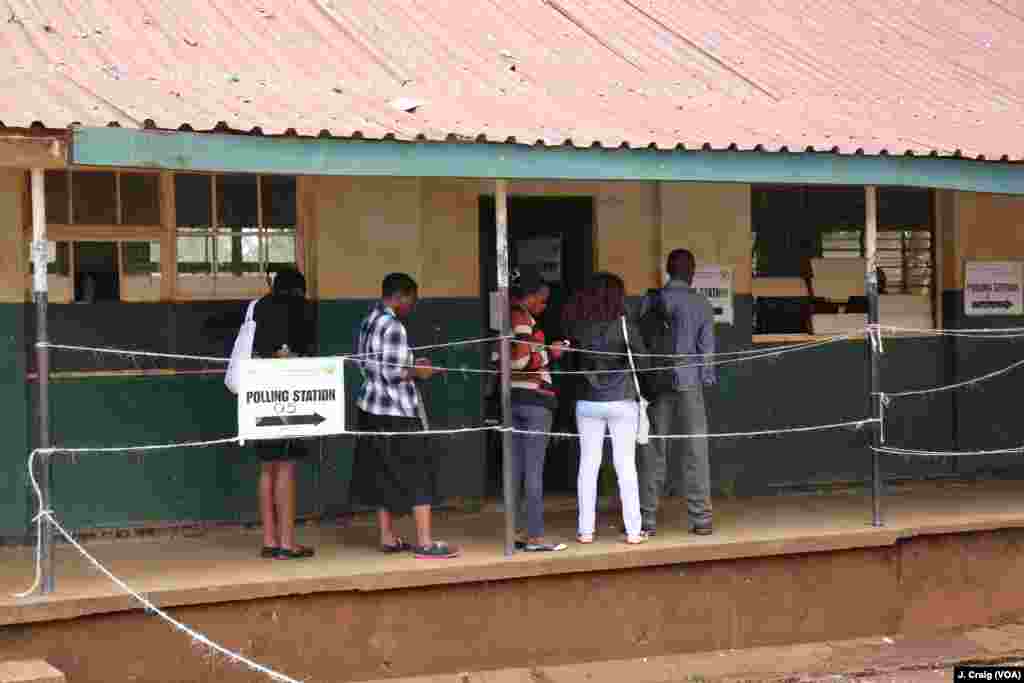 Voters stand in sparse lines at Westlands Primary School polling station, Oct. 26, 2017.