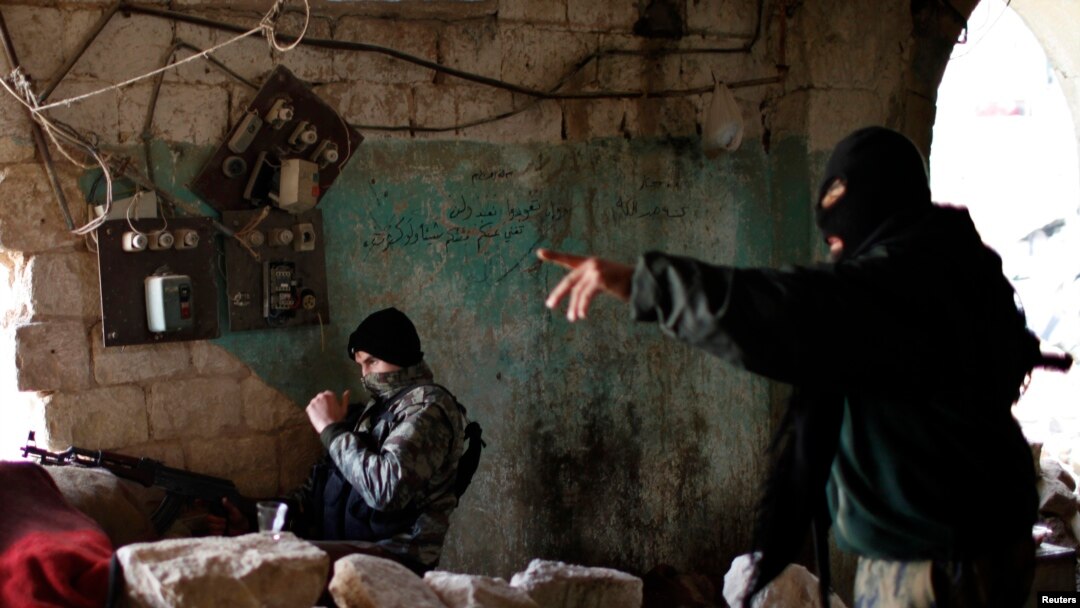 Pejuang Islamis Suriah dari kelompok Jabhat al-Nusra mengambil posisi di garis depan saat bentrok dengan pasukan loyal Presiden Bashar al Assad di Aleppo (24/10).