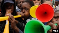 Vuvuzela yang mengundang kontroversi dalam Piala Dunia, kini resmi dilarang untuk pertandingan bola basket FIBA.