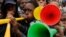 Mereka yang tak suka dengan kehadiran vuvuzela, menyebut suara terompet ini bisa membuat tuli.