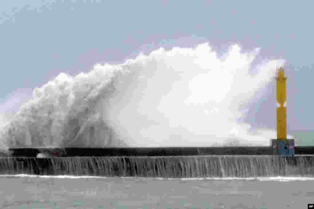 Waves crash onto the coastline before typhoon Gaemi makes landfall in northeastern Taiwan&#39;s Yilan county, Nov. 24, 2024.&nbsp;