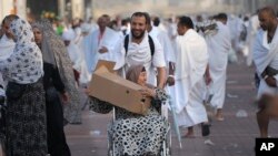یو ځوان د حج په مراسمو کې د عرفات په میدان د رحم غره ته نیژدې خپله مور په ویل چېر کې ګرځوي او د حج مراسمو پرې ادا کوي.