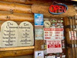 The door leading to Barnett's Guns and Indoor Range in Tennessee has the Ten Commandments and a sign showing guns are welcome. (Carolyn Presutti/VOA)