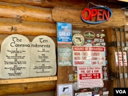 The door leading to Barnett's Guns and Indoor Range in Tennessee has the Ten Commandments and a sign showing guns are welcome. (Carolyn Presutti/VOA)