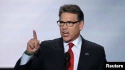 Ansyen kandida repibliken a la prezidans e ansyen Gouvènè Eta Tekzas, Rick Perry, pandn li te pran lapawòl nan Konvansyon Nasyonal Pati a nan vil Cleveland, Eta Ohio, nan dat 18 jiyè 2016 la. (Foto: Mike Segar/REUTERS )