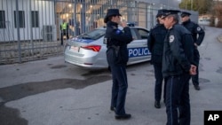 Patrola kosovske policije (Foto: AP/Visar Kryeziu)
