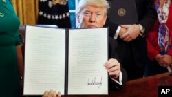 美国总统川普星期五在白宫签署一项行政令