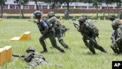 FILE - Taiwanese soldiers take part in a military training session in Taichung, Taiwan, on June 28, 2024. Taiwanese Premier Cho Jung-tai said on July 17, 2024, that the island is willing to spend more on its own security.