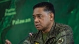 资料照片：2023年8月10日，菲律宾武装部队参谋长小罗密欧·布劳纳将军在菲律宾巴拉望岛普林塞萨港西部司令部举行的新闻发布会上向媒体发表讲话。（路透社照片）
