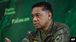 资料照片：菲律宾武装部队总参谋长布拉纳在巴拉望的西部司令部举行的记者会上讲话。(2023年8月10日)