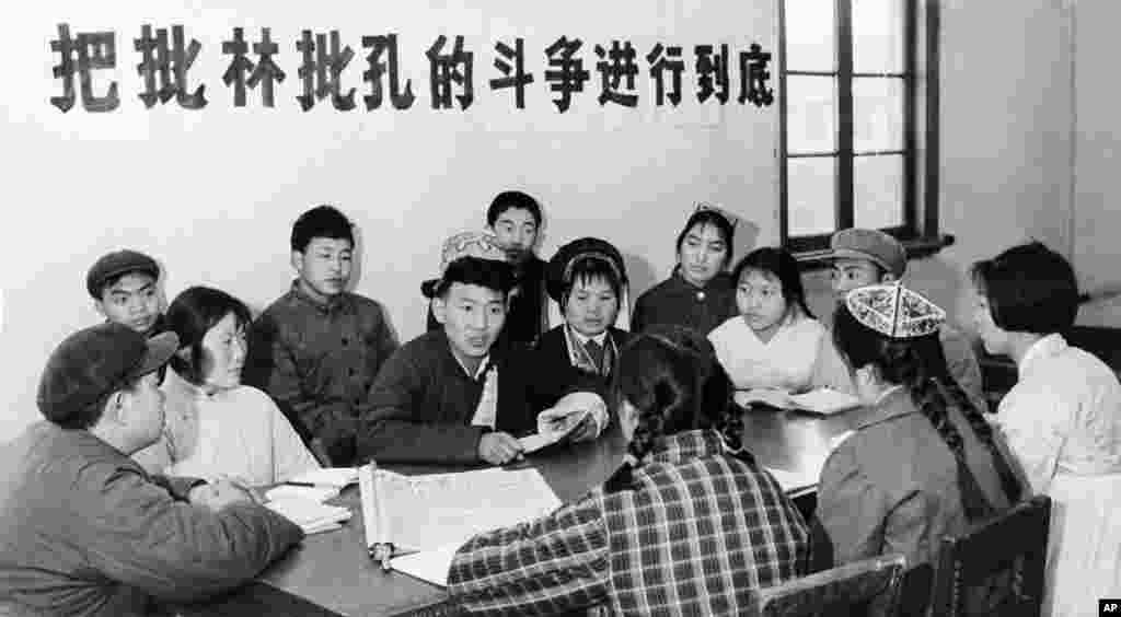 1974年4月1日，上海复旦大学学生参加批林批孔运动。当时的中国当局把林彪和孔子连在一起批判，以便把林彪说成是极右，而非极左。有些人还提出批林批孔批周公的口号，指桑骂槐，明指周朝的周公，暗指周恩来。当时的红色洗脑的儿童歌曲唱道&ldquo; 叛徒林彪，孔老二，都是坏东西。嘴上讲仁义，肚里藏诡计，鼓吹&lsquo;克己复礼&rsquo;，一心想复辟。红小兵齐上阵，大家都来狠狠批&rdquo;。