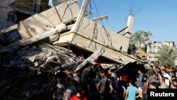 Palestinci traže žrtve na mjestu izraelskog napada na kuću u Khan Younisu, 21. oktobar 2023.