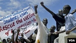 Warga Sudan selatan di ibukota Juba melakukan protes atas penyerbuan kota Abyei oleh Sudan utara (23/5).