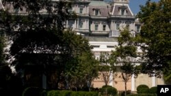 Las lonas están levantadas a lo largo de la columnata a medida que se inicia un proyecto de renovación del Jardín de las Rosas en la Casa Blanca en Washington, el lunes 27 de julio de 2020.