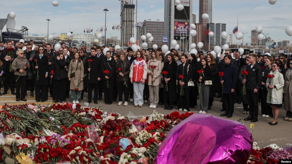 Các đại sứ và đại diện của các cơ quan ngoại giao được công nhận tại Nga tham dự lễ đặt hoa tại đài tưởng niệm các nạn nhân của vụ tấn công vào buổi hòa nhạc Tòa thị chính Crocus ở Krasnogorsk, ngoại ô Moscow, Nga, ngày 30/3.