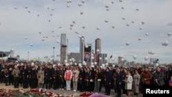 Представители дипломатического корпуса возлагают цветы к памятнику жертвам теракта в «Крокус Сити Холле». 30 марта 2024 г. 