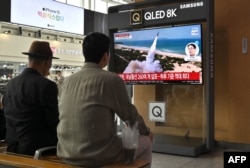 30일 서울역에서 시민들이 북한의 단거리 탄도미사일 발사 뉴스를 시청하고 있다.