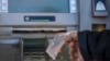 Ilustracija - Podizanje 1000 dinara sa bankomata na severu Kosova
