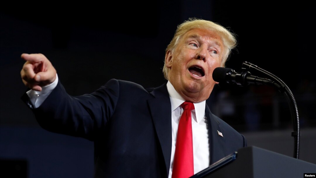 Presiden Donald Trump berpidato dalam pertemua "Make America Great Again" di Evansville, Indiana, 30 Agustus 2018.
