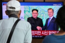 25일 한국 서울역에 설치된 TV에서 김정은 북한 국무위원장이 한국 공무원이 북한군 총격에 살해된 사건에 대해 한국 측에 공식 사과한 소식이 나오고 있다.