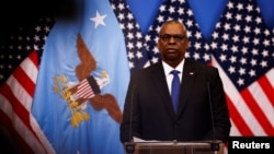 Menteri Pertahanan AS Lloyd Austin berbicara pada pertemuan para menteri pertahanan NATO di markas besar Aliansi di Brussels, Belgia, 14 Februari 2023. (Foto: REUTERS/Johanna Geron)