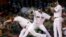 Exposición múltiple de una lanzamiento del pitcher de los Medias Rojas, Jon Lester.