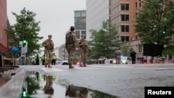 Hejmarek Zêrevanên Niştîmanî li kolanên nêzîkî Koşka Spî li Washington D.C, piştî bûyera teqekirinê pêkhatî, 23.05.2026