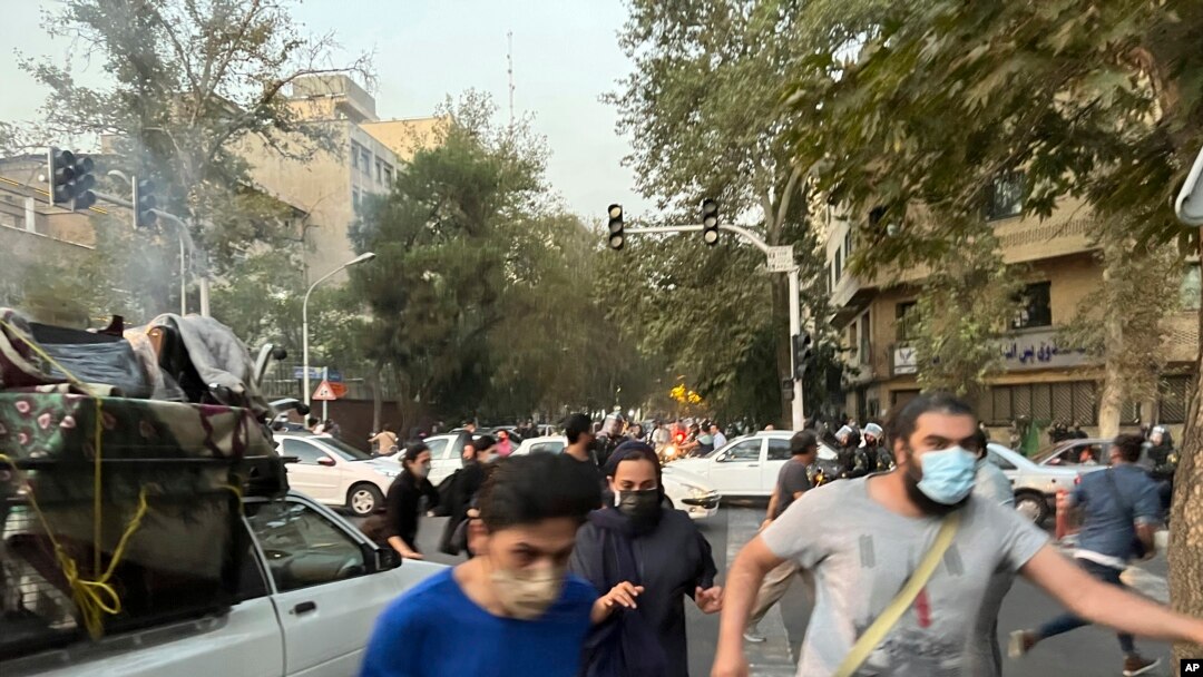 ARHIVA: Demonstranti u centru Teherana beže od specijalne policije 19. septembra 2022. 