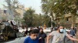 ARHIVA: Demonstranti u centru Teherana beže od specijalne policije 19. septembra 2022. 