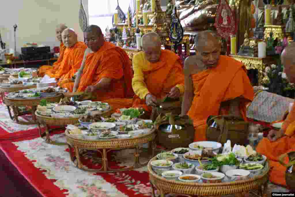 ບັນດາພະພິຂຸສົງ ຢູ່ວັດ ພຸດທັມມະຣາມ ກໍາລັງສັນເພນ