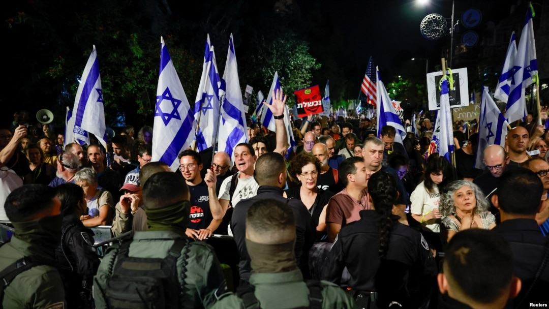 Manifestantes se reúnen contra el primer ministro israelí, Benjamin Netanyahu, cerca de su residencia, mientras continúa el conflicto entre Israel y Hamas, en Jerusalén, el 4 de noviembre de 2023.