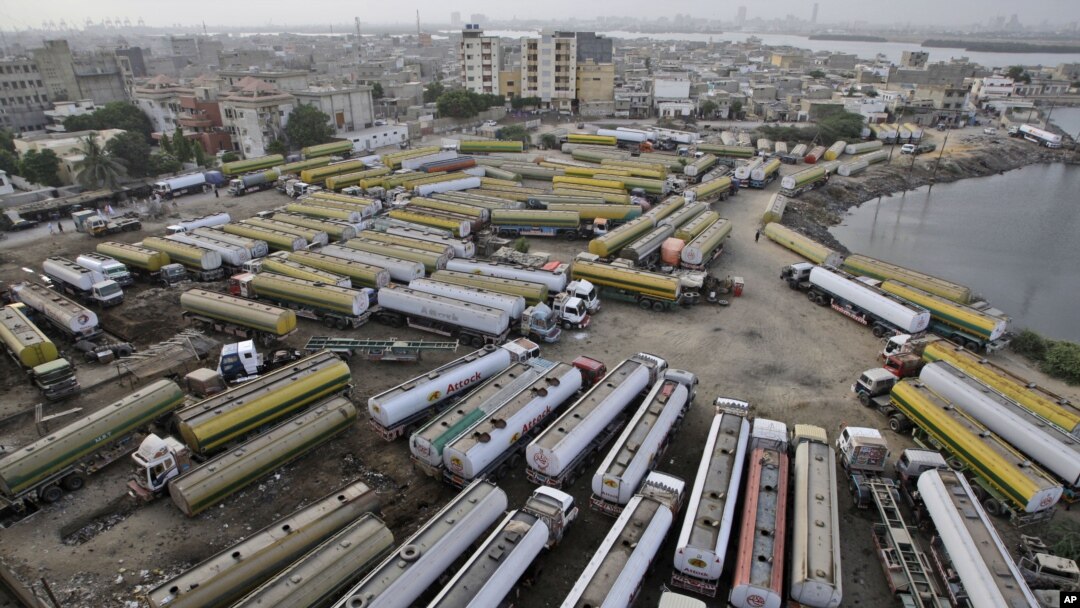 NATO yonilg'i tankerlari qachon yo'lga chiqadi? Karachi, Pokiston, 11-iyun, 2012-yil