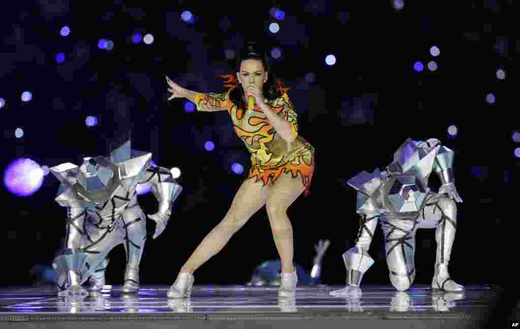 Ca sĩ Katy Perry trình diễn trong giờ nghỉ giữa hiệp của trận chung kết Super Bowl XLIX của giải Liên đoàn Bóng bầu dục Quốc gia giữa đội Seattle Seahawks và New England Patriots ở thành phố Glendale, bang Arizona, ngày 1 tháng 2, 2015.