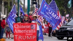 Warga Tionghoa Amerika yang mendukung mantan Presiden Donald Trump berdiri di luar hotel tempat Konvensi Partai Republik California di Anaheim, California, Jumat, 29 September 2023. (Foto: AP)