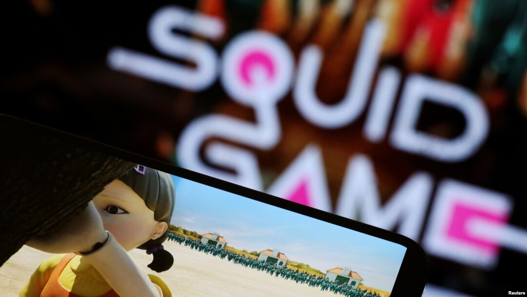 La serie de Netflix "Squid Game" se reproduce en un teléfono móvil en esta ilustración fotográfica tomada el 30 de septiembre de 2021.