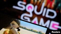 La serie de Netflix "Squid Game" se reproduce en un teléfono móvil en esta ilustración fotográfica tomada el 30 de septiembre de 2021.