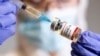 Zdravstvena radnica drži ampulu na kojoj je etiketa "Vakcina protiv Kovida 19" i špric sa iglom, na fotografiji napravljenoj kao ilustracija, 19. oktobra 2020.