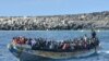 TOPSHOT - Para migran tiba dengan perahu di dermaga La Restinga, El Pinar di Pulau Canary El Hierro, Spanyol, 21 Oktober 2023. (STRINGER / AFP)