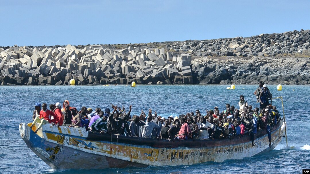 TOPSHOT - Para migran tiba dengan perahu di dermaga La Restinga, El Pinar di Pulau Canary El Hierro, Spanyol, 21 Oktober 2023. (STRINGER / AFP)