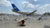 Un avión comercial visto en el aeropuerto internacional Hamid Karzai, de Kabul, un día después de la salida de las tropas estadounidenses del país. [Foto de archivo]